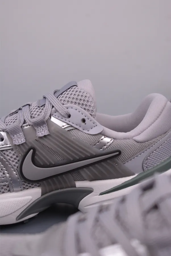NIKE V2K Runtekk Exclusive Original Retro Low Sneaker