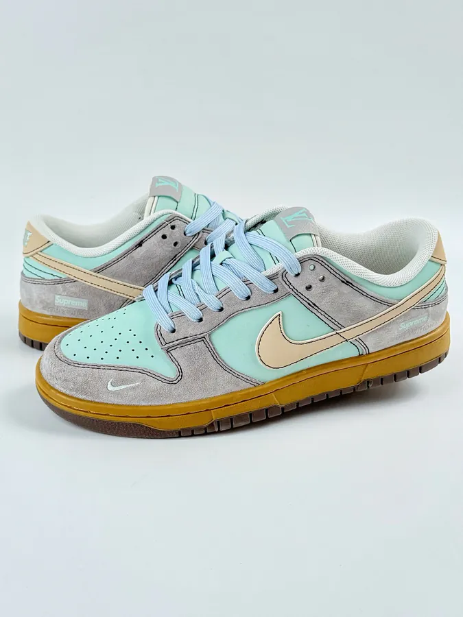 Nike SB Dunk Low x Supreme OG Edition