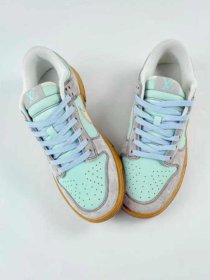 Nike SB Dunk Low x Supreme OG Edition