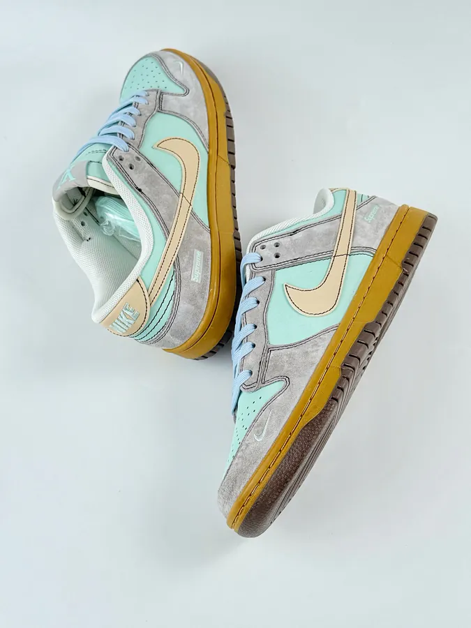 Nike SB Dunk Low x Supreme OG Edition