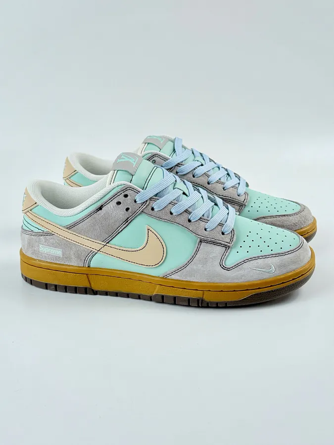 Nike SB Dunk Low x Supreme OG Edition