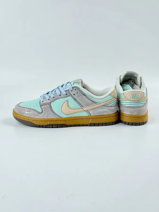 Nike SB Dunk Low x Supreme OG Edition