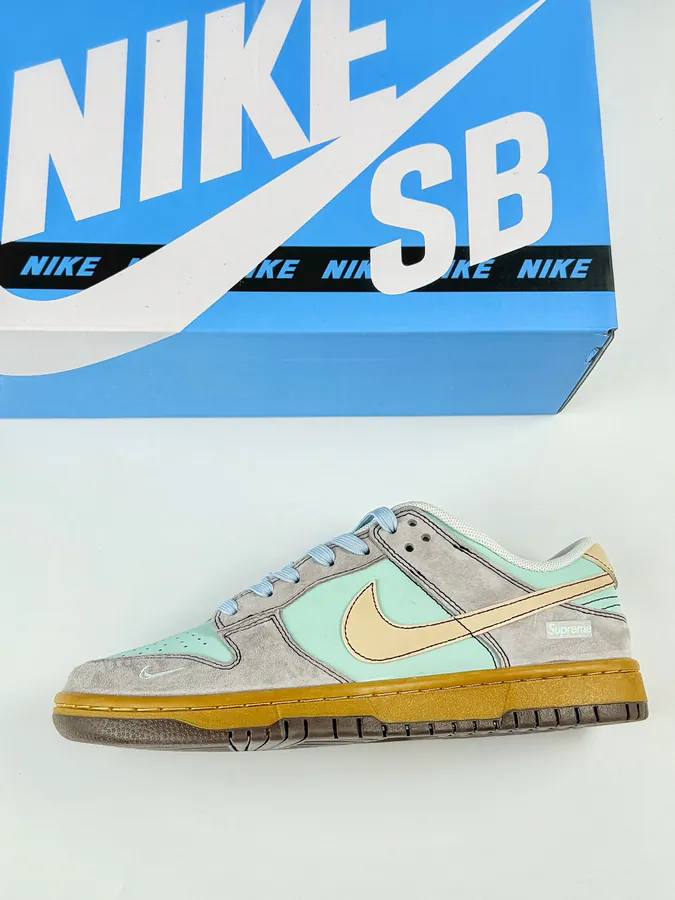 Nike SB Dunk Low x Supreme OG Edition