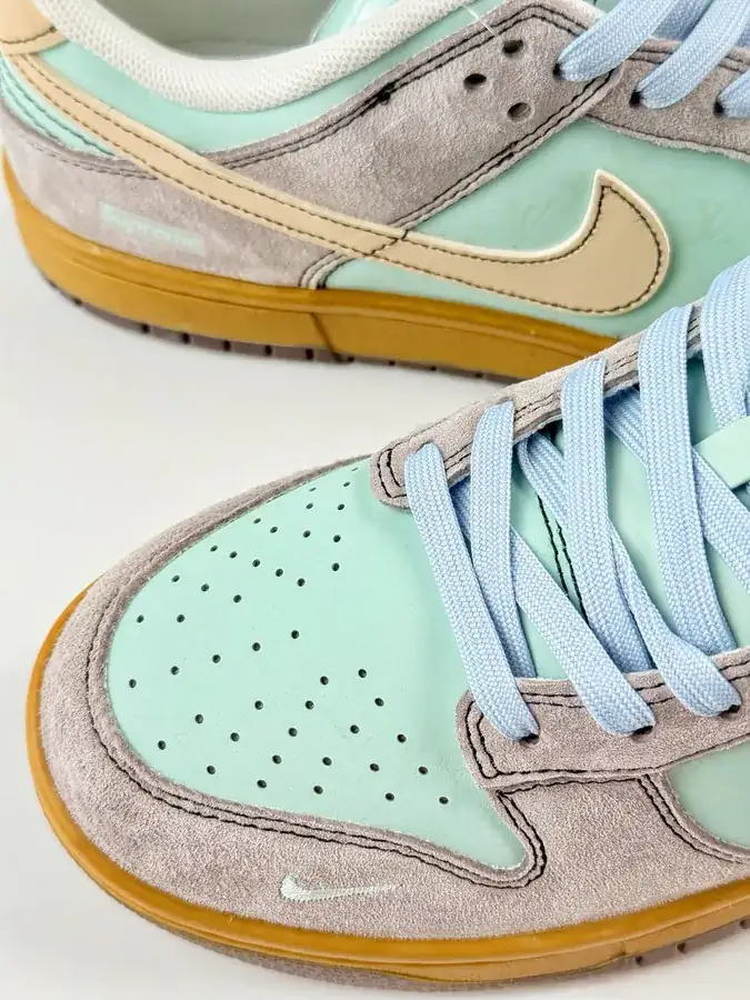 Nike SB Dunk Low x Supreme OG Edition