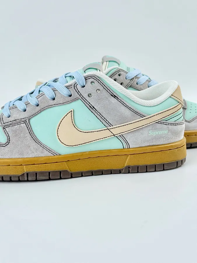 Nike SB Dunk Low x Supreme OG Edition