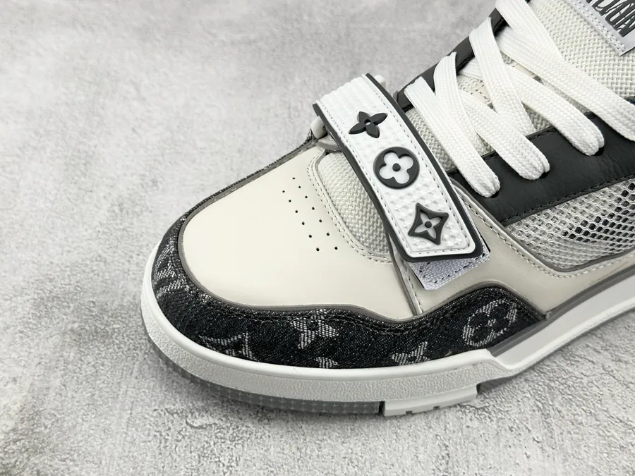 LV Trainer White and Black