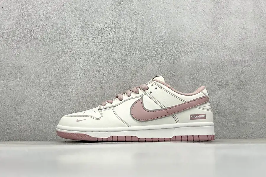 NIKE SB Dunk Low x Supreme OG Edition