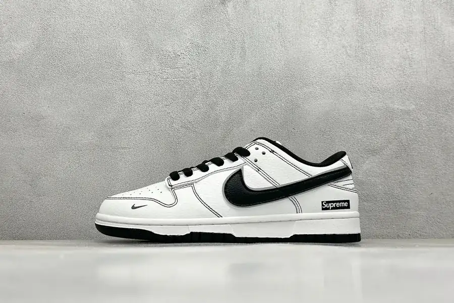 Nike SB Dunk Low x Supreme OG Edition