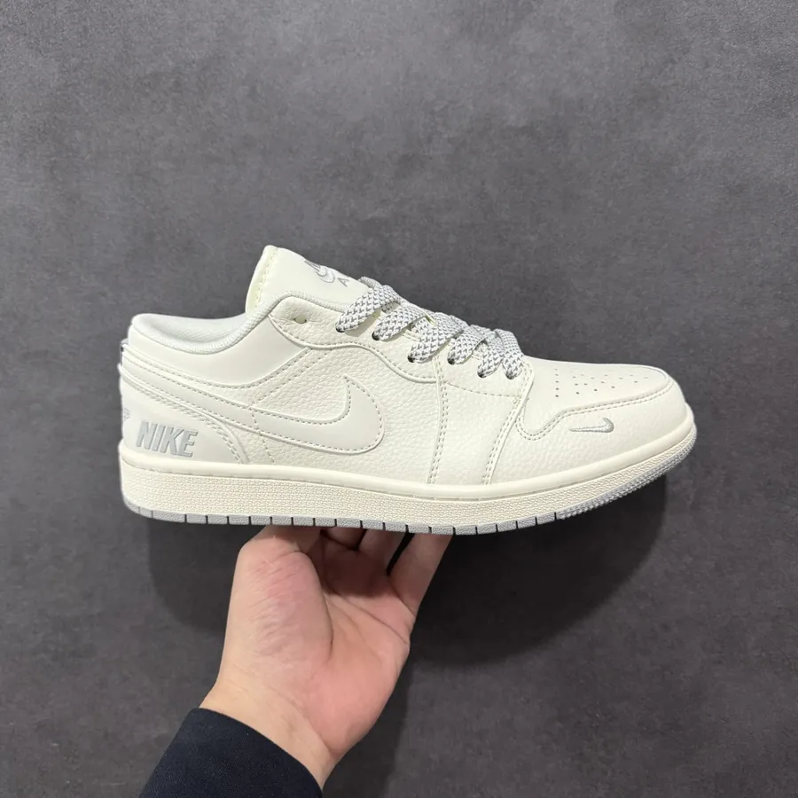 300 CX Exclusive Low 1 by Air 1 x 乔1 Collaboration Sneaker
