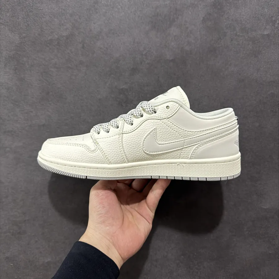 300 CX Exclusive Low 1 by Air 1 x 乔1 Collaboration Sneaker