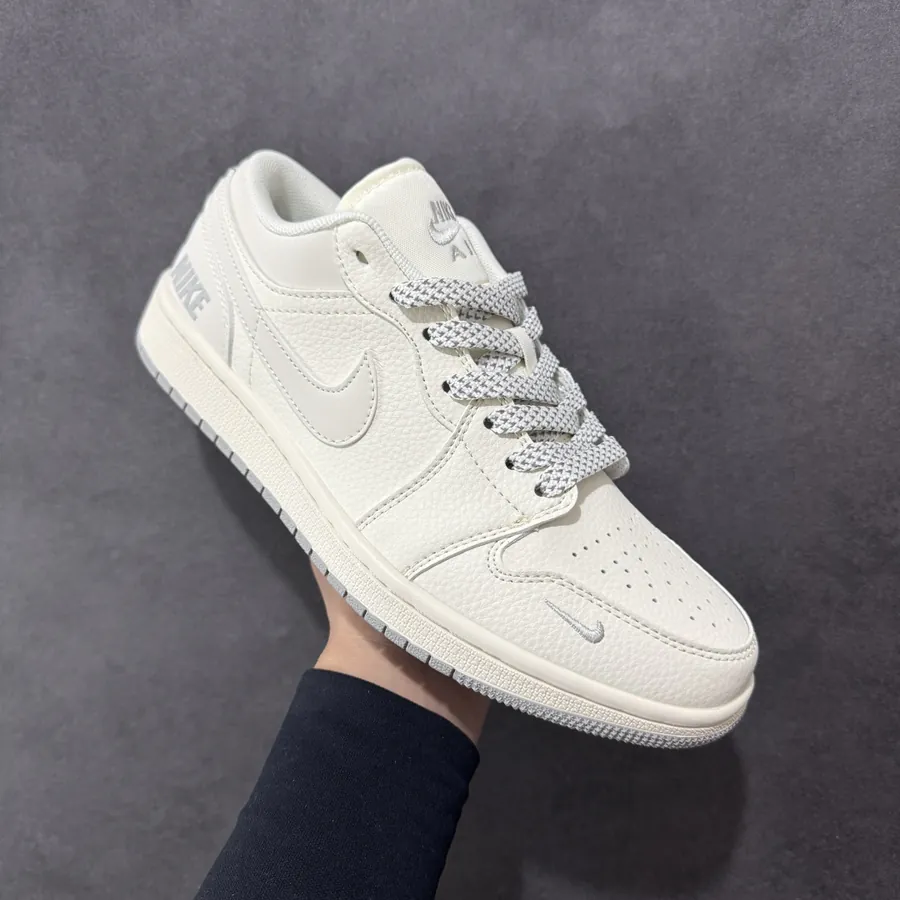 300 CX Exclusive Low 1 by Air 1 x 乔1 Collaboration Sneaker