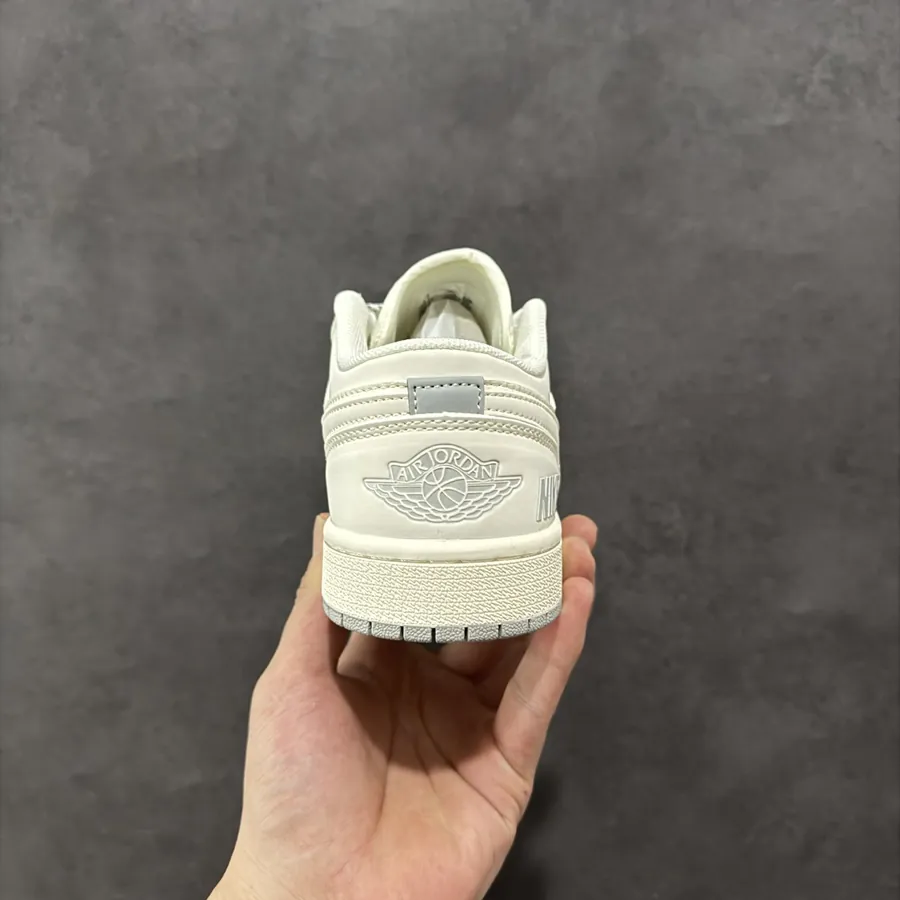 300 CX Exclusive Low 1 by Air 1 x 乔1 Collaboration Sneaker