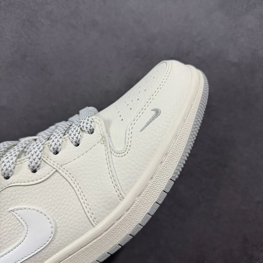 300 CX Exclusive Low 1 by Air 1 x 乔1 Collaboration Sneaker