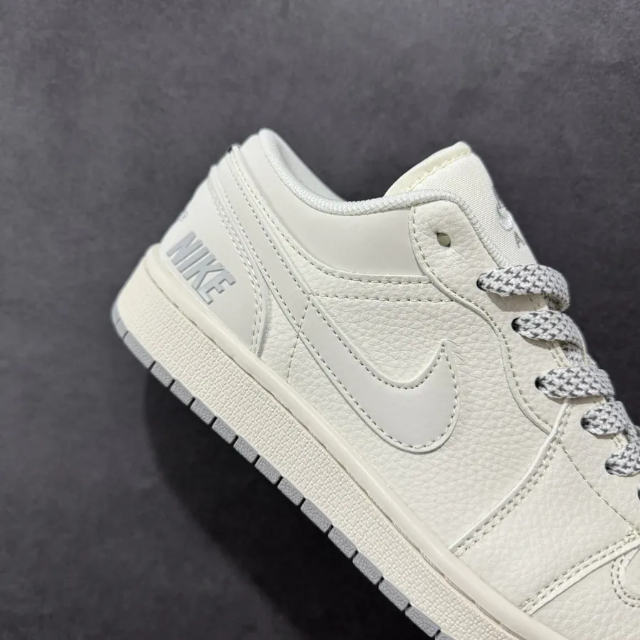 300 CX Exclusive Low 1 by Air 1 x 乔1 Collaboration Sneaker