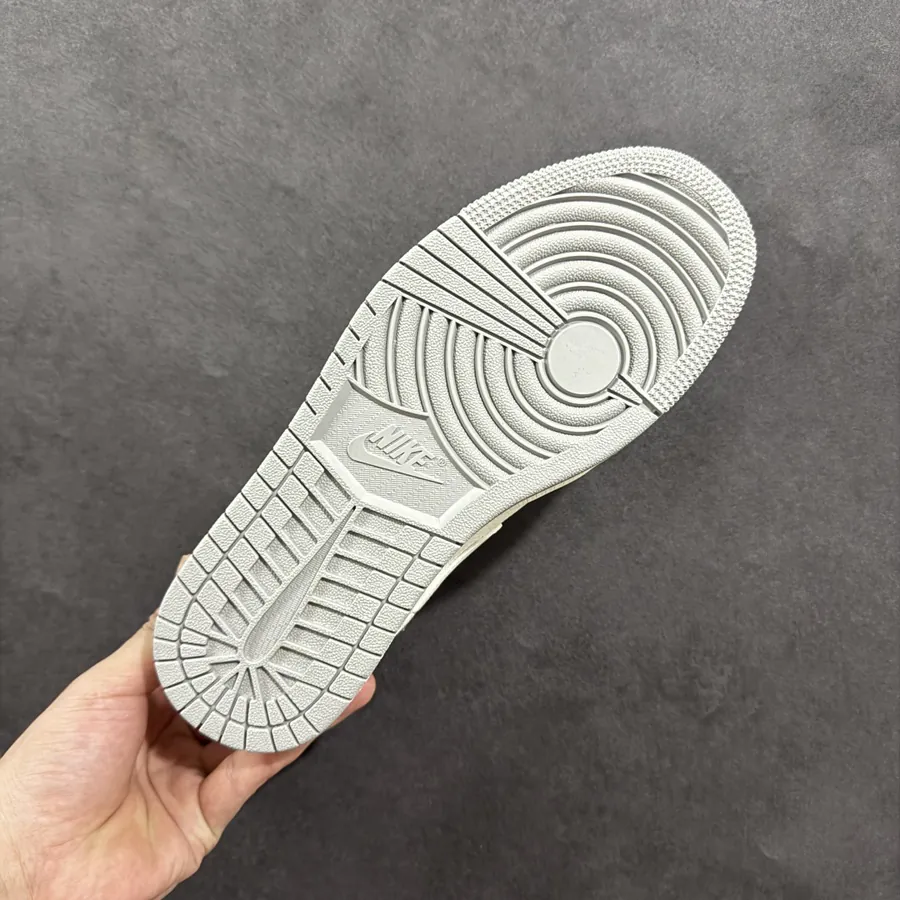 300 CX Exclusive Low 1 by Air 1 x 乔1 Collaboration Sneaker