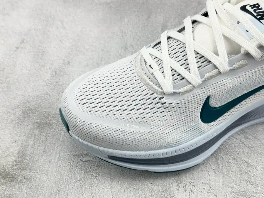Nike Vomero 18 White