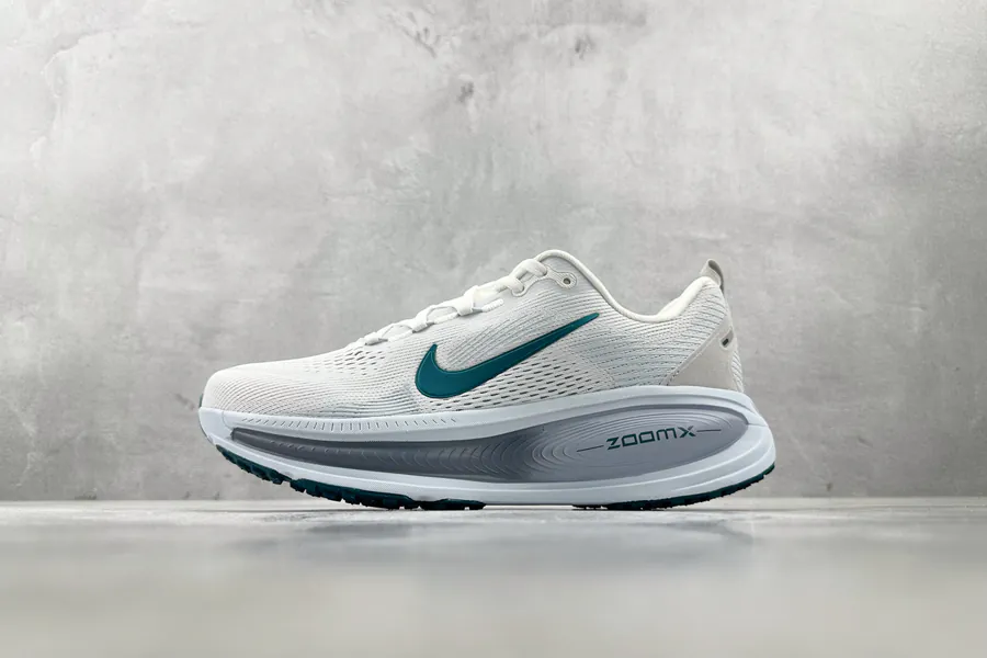 Nike Vomero 18 in White