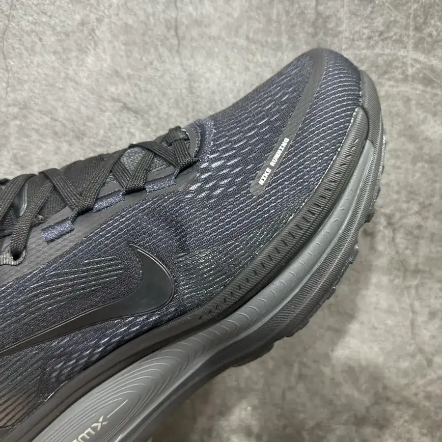 Nike NK Zoom VOMERO 18 Lightweight Running Shoes
