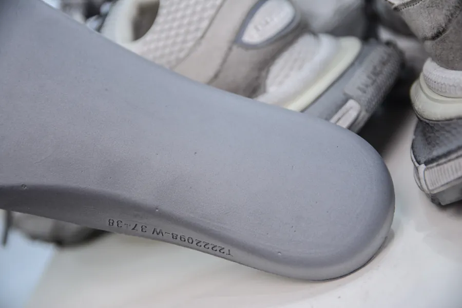 BALENCIAGA 3XL Sneakers Vintage Distressed Edition