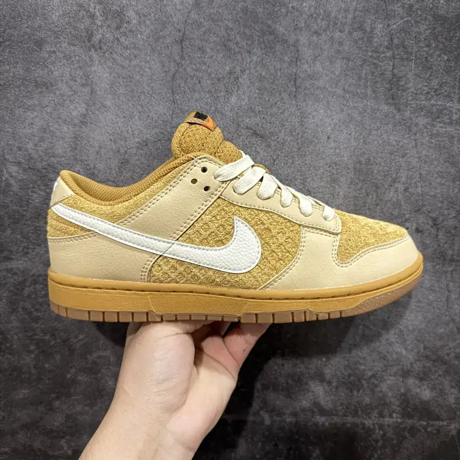 NIKE SB Dunk Low in Grained Calfskin