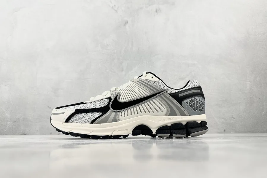 Nike Air Zoom Vomero 5 in Gray
