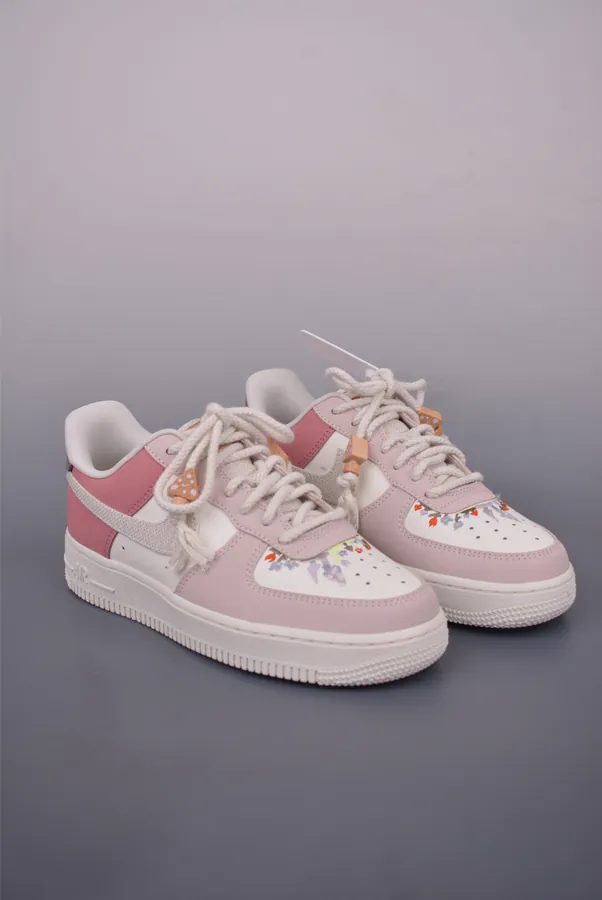 Nike Air Force 1 Low in Pink White