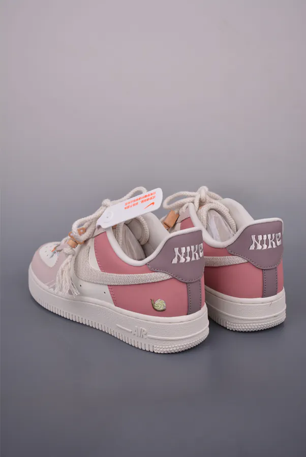 Nike Air Force 1 Low in Pink White