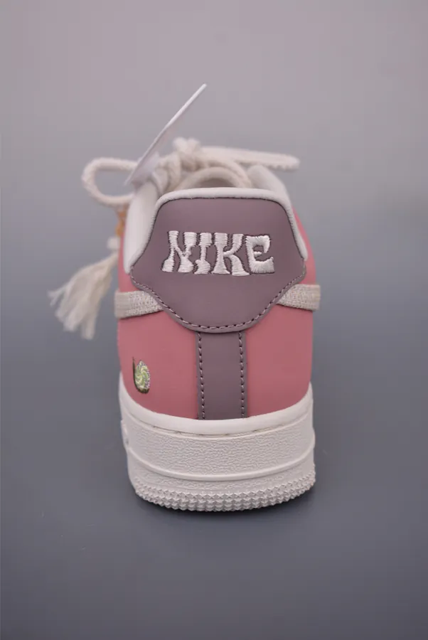 Nike Air Force 1 Low in Pink White