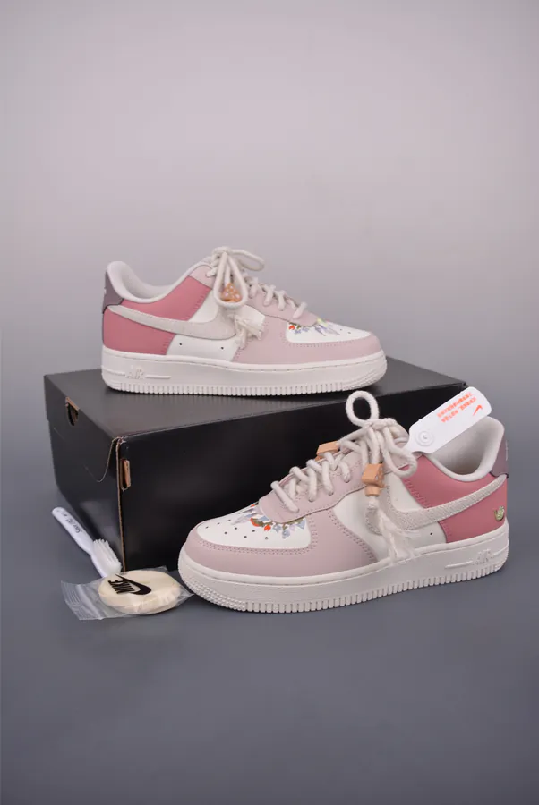 Nike Air Force 1 Low in Pink White