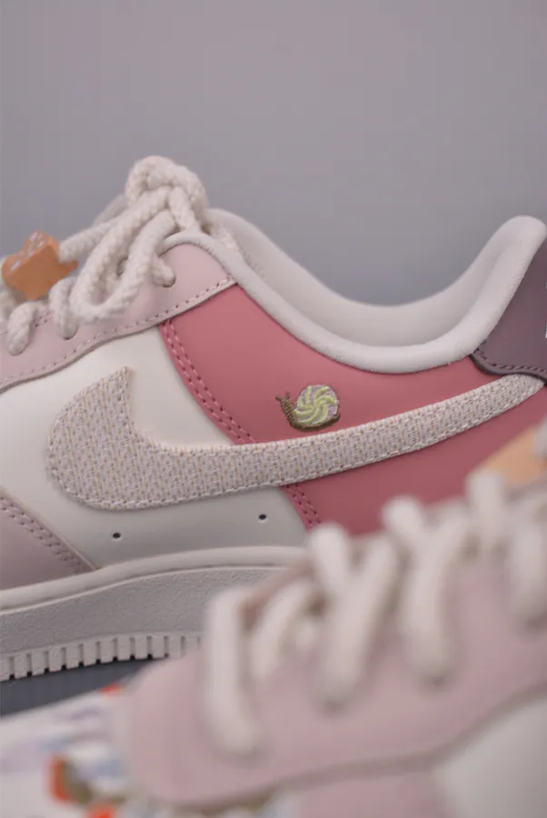 Nike Air Force 1 Low in Pink White
