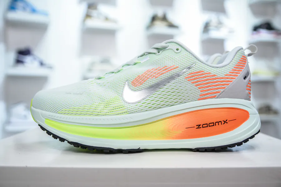 Nike Air Zoom Vomero 18 Comfortable Shock Absorption and Anti Slip Running Shoes