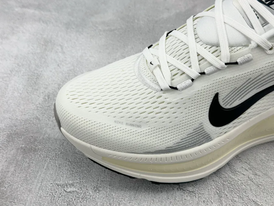Nike Vomero 18 in Mint