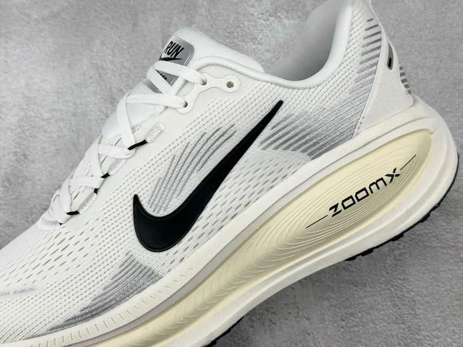 Nike Vomero 18 in Mint