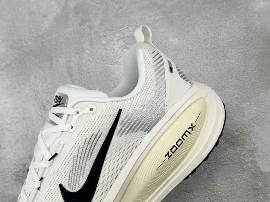 Nike Vomero 18 in Mint