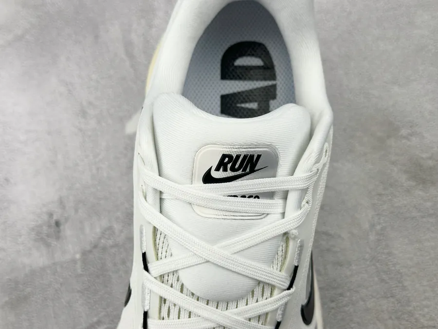 Nike Vomero 18 in Mint