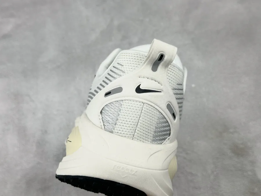 Nike Vomero 18 in Mint