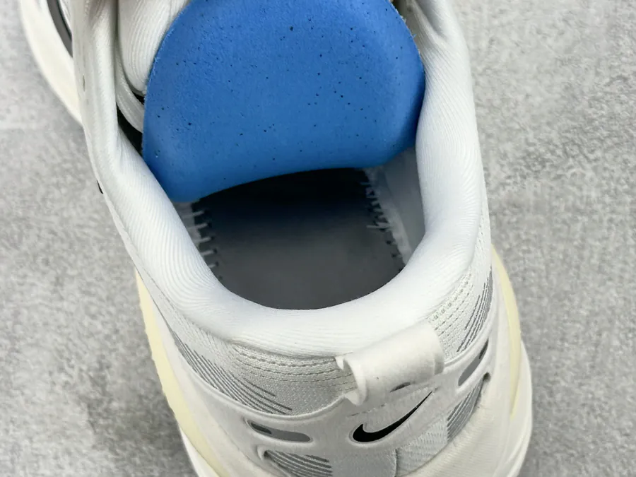 Nike Vomero 18 in Mint