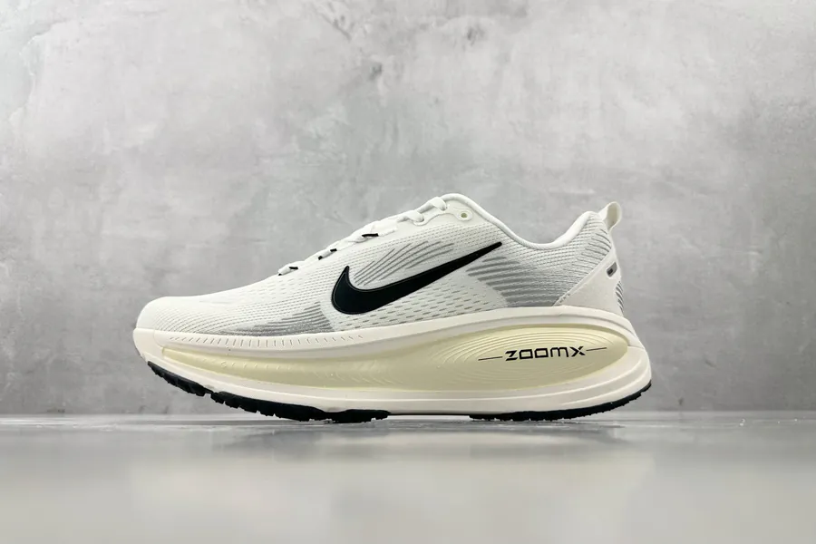 Nike Vomero 18 in Beige