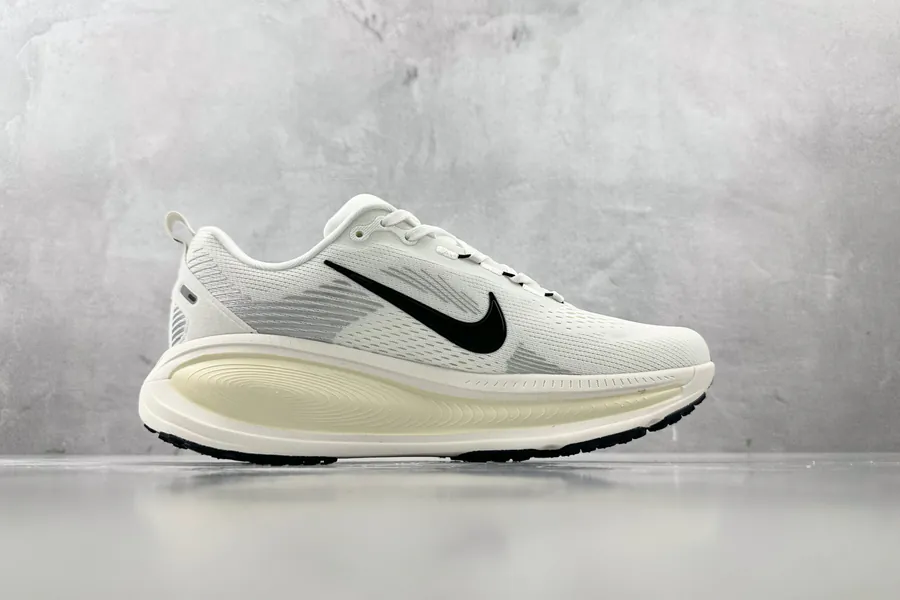 Nike Vomero 18 in Beige