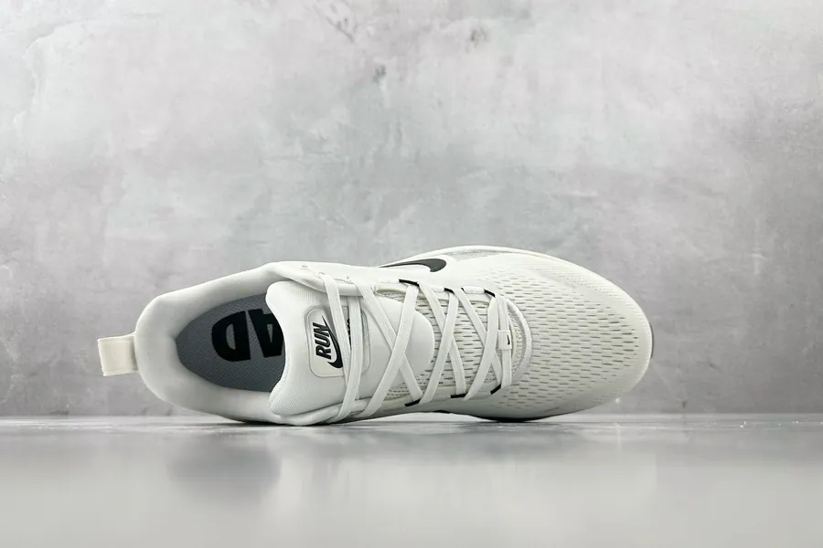 Nike Vomero 18 in Beige