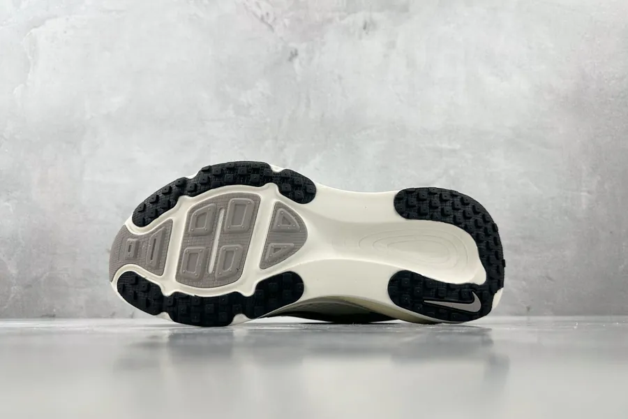 Nike Vomero 18 in Beige