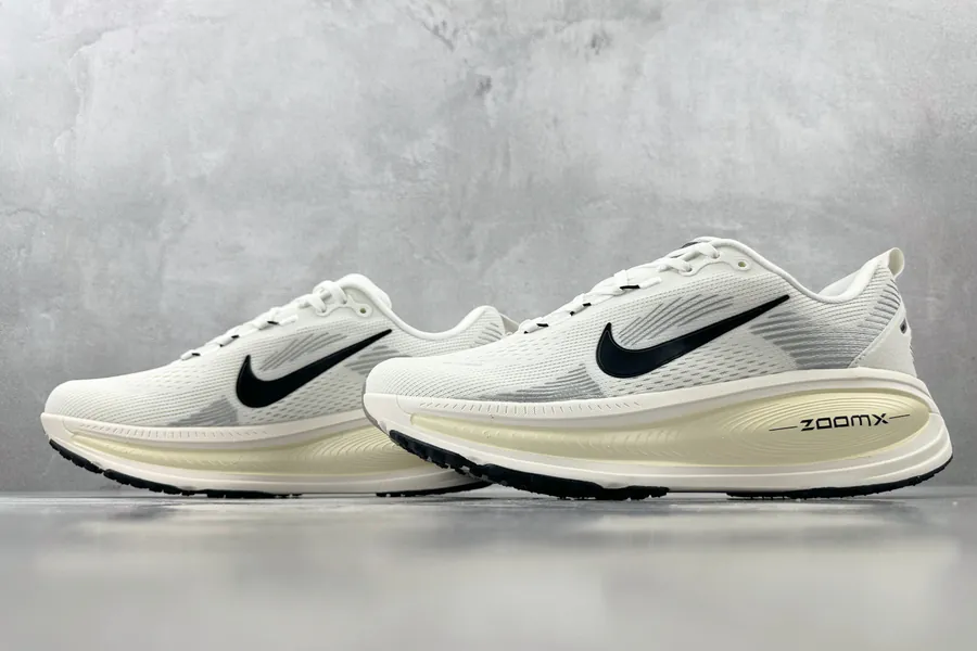 Nike Vomero 18 in Beige