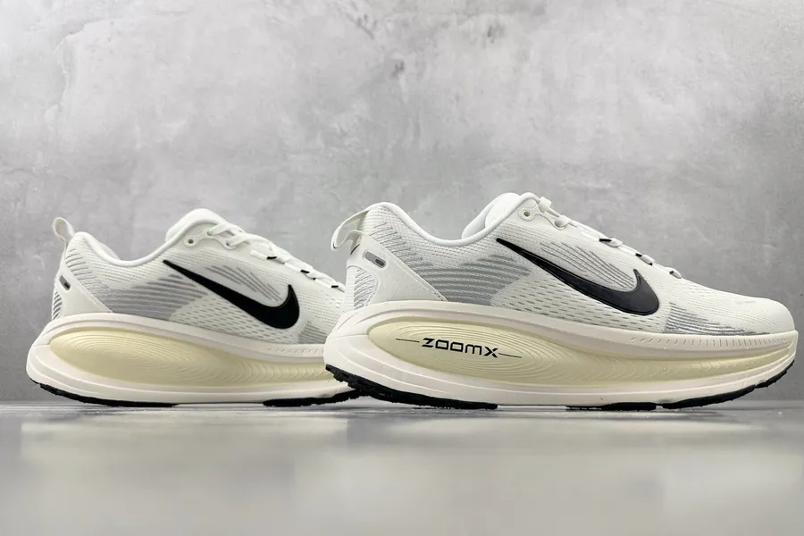 Nike Vomero 18 in Beige