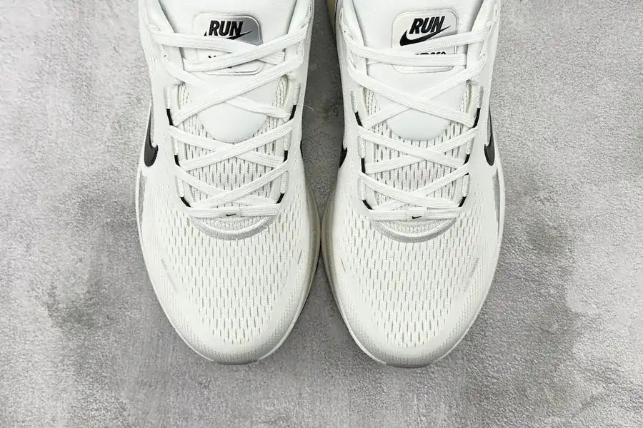 Nike Vomero 18 in Beige