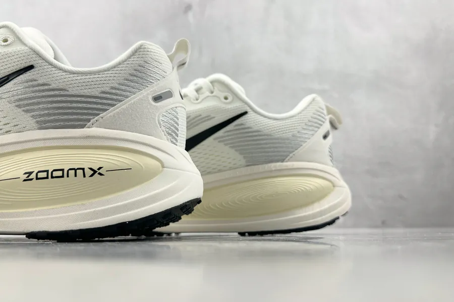 Nike Vomero 18 in Beige