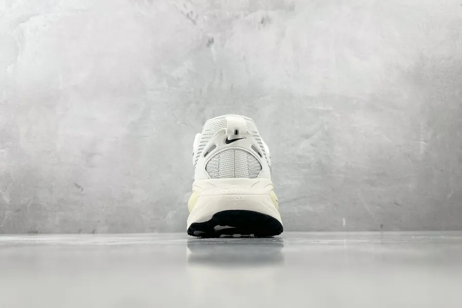Nike Vomero 18 in Beige