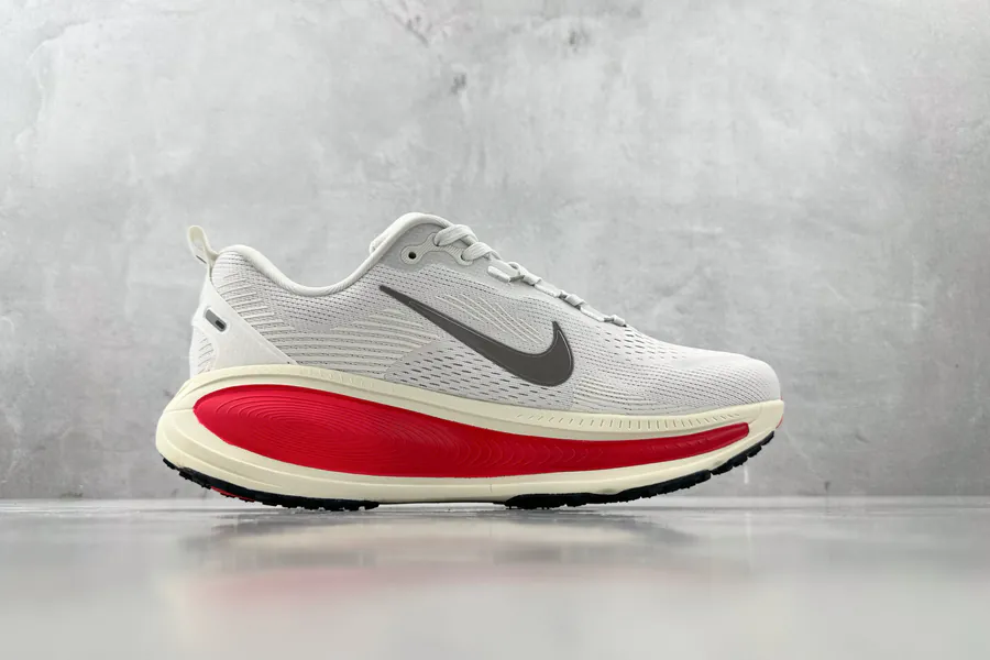 Nike Vomero 18 in White and Red