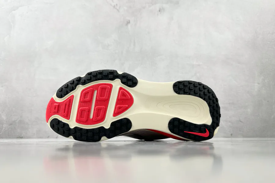 Nike Vomero 18 in White and Red