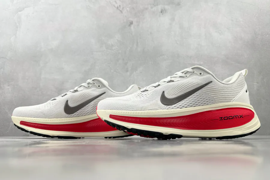 Nike Vomero 18 in White and Red