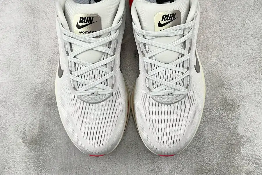 Nike Vomero 18 in White and Red